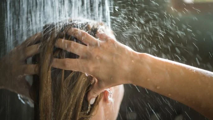 El estudio elaborado por la psicología determinó que quienes pasan demasiado tiempo bajo la ducha, es porque no están relacionados con la soledad; sino más bien porque son algo obsesivos por la limpieza, por la higiene y por no tener mal olor.