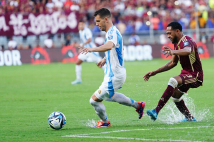 El partido fue muy áspero y de mucha pierna, por la disputa del balón que no permitía que fluyera la pelota, dificultando el control.