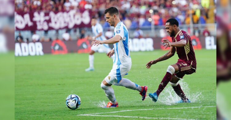 El partido fue muy áspero y de mucha pierna, por la disputa del balón que no permitía que fluyera la pelota, dificultando el control.