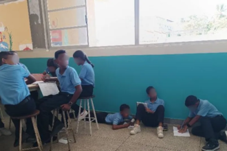 Alumnos del Liceo Ángel Noriega Pérez Reciben Clases en el Suelo