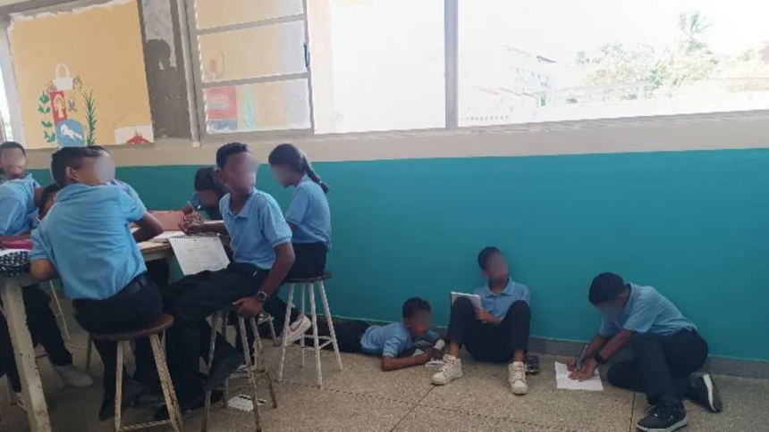 Alumnos del Liceo Ángel Noriega Pérez Reciben Clases en el Suelo