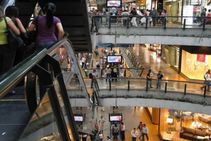 Para facilitar este proceso, se planea instalar quioscos o stands en diversos centros comerciales donde tanto consumidores como comerciantes podrán presentar sus quejas y preocupaciones relacionadas con el tipo de cambio.