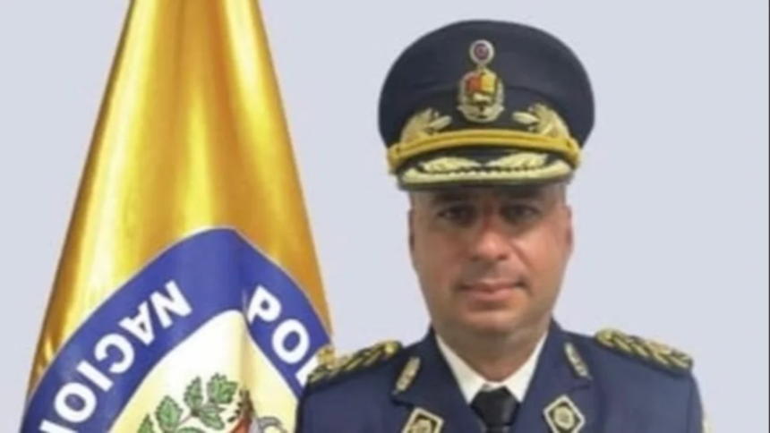 En este contexto, juró "proteger y servir" a cada ciudadano del municipio, objetivo que logrará "fomentando un ambiente de paz, tranquilidad y colaboración", en aras de "crear un vínculo sólido entre la policíay ustedes, nuestros vecinos".