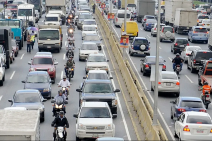 La medida se enfocará especialmente en aquellos vehículos que circulen sin placas y en las caravanas de seguridad que interrumpan el flujo vehicular.