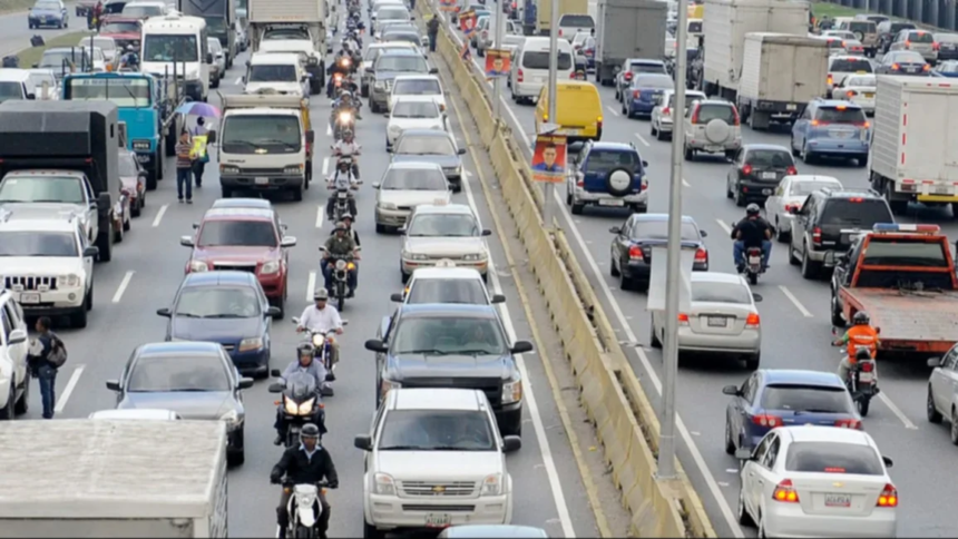 La medida se enfocará especialmente en aquellos vehículos que circulen sin placas y en las caravanas de seguridad que interrumpan el flujo vehicular.