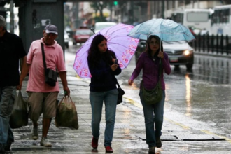 En su reporte del día, el organismo no descarta la probabilidad de precipitaciones sobre el Esequibo, Bolívar, Amazonas, este de Delta Amacuro y Sucre, norte de Monagas, Miranda, Distrito Capital, La Guaira, Aragua, Yaracuy, norte de Portuguesa, este de Falcón y sobre el Lago de  Maracaibo.