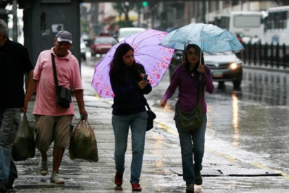 En su reporte del día, el organismo no descarta la probabilidad de precipitaciones sobre el Esequibo, Bolívar, Amazonas, este de Delta Amacuro y Sucre, norte de Monagas, Miranda, Distrito Capital, La Guaira, Aragua, Yaracuy, norte de Portuguesa, este de Falcón y sobre el Lago de  Maracaibo.