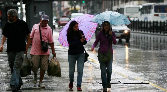 En su reporte del día, el organismo no descarta la probabilidad de precipitaciones sobre el Esequibo, Bolívar, Amazonas, este de Delta Amacuro y Sucre, norte de Monagas, Miranda, Distrito Capital, La Guaira, Aragua, Yaracuy, norte de Portuguesa, este de Falcón y sobre el Lago de  Maracaibo.