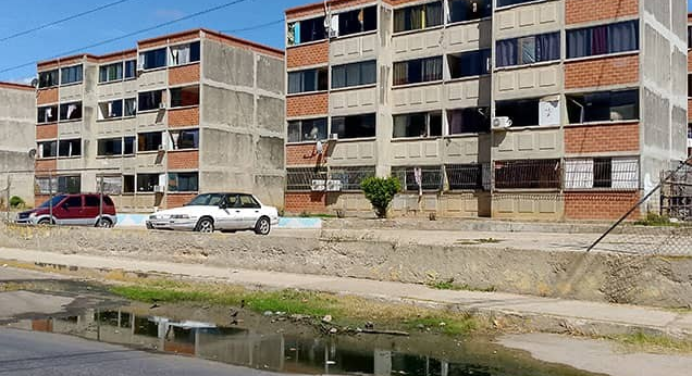 Familias de Campomar exigen solución a problemas de aguas negras en Av. Bolívar