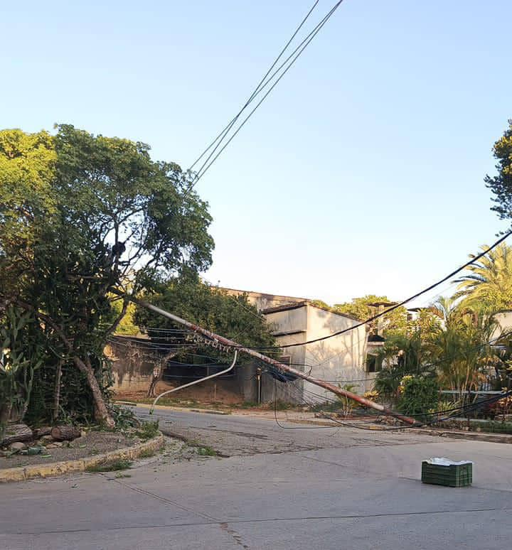 Margarita: Cae poste de electricidad en Arismendi