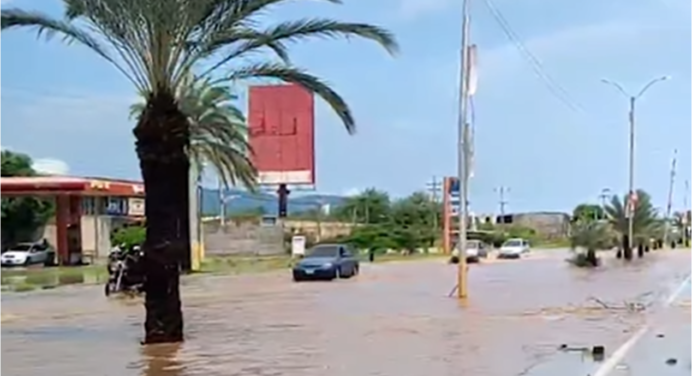 Lluvias anegan la Av. Juan Bautista en Margarita