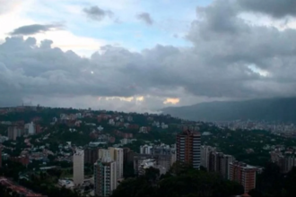 Mientras que en la región oriental se observa cielo nublado durante el periodo en horas nocturnas se aprecia lluvias o lloviznas.