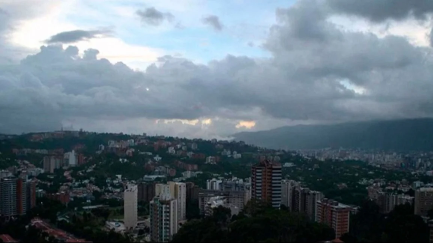 Mientras que en la región oriental se observa cielo nublado durante el periodo en horas nocturnas se aprecia lluvias o lloviznas.