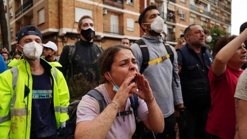 Cómo las diferencias entre los políticos españoles ralentizan la ayuda para el desastre de Valencia y provocan la ira de los afectados