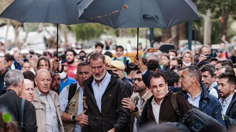 Al grito de “asesinos” y arrojándoles barro reciben en Valencia al Rey, al presidente del gobierno regional y al de España durante su visita a la “zona cero” de la tragedia