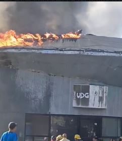 Voraz incendio en antigua tienda de Porlamar