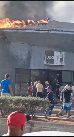 Voraz incendio en antigua tienda de Porlamar