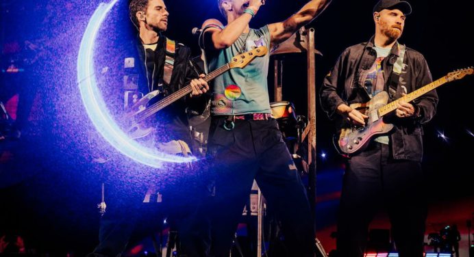 Chris Martin se cayó del escenario durante un concierto de Coldplay en Australia