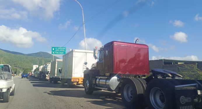 VIDEOS : Isla Margarita Largas colas para surtir gasoil #16Nov