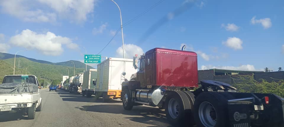 VIDEOS : Isla Margarita Largas colas para surtir gasoil #16Nov