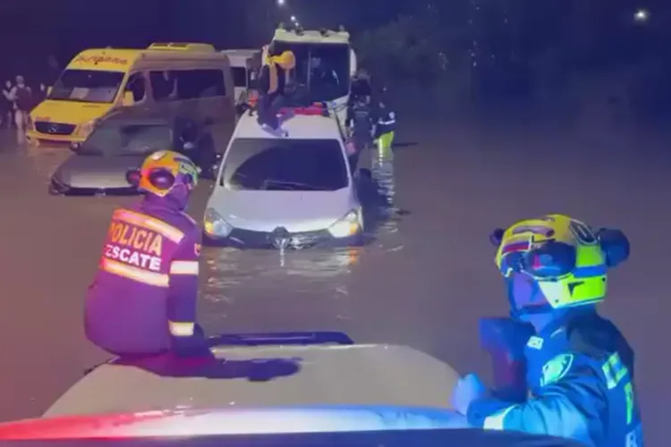 Miles de evacuados, decenas de personas y vehículos atrapados tras inundaciones en Bogotá – Noticias Todos Ahora