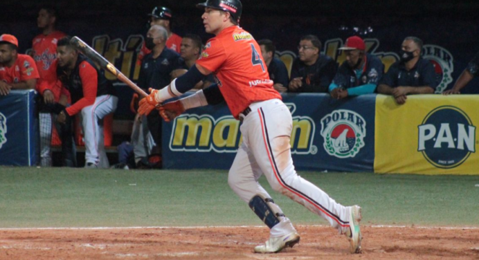 Niuman Romero se vistió de héroe para Caribes