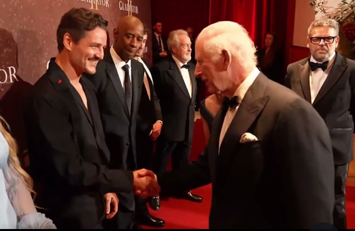 Así fue el encuentro entre Carlos III y Pedro Pascal (+video)