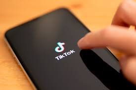 Sala Constitucional cita a representantes de TikTok por retos virales