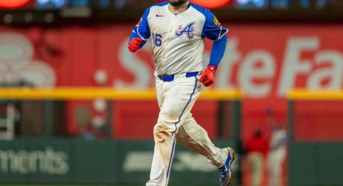 Travis d’Arnaud firma por dos años con Angelinos