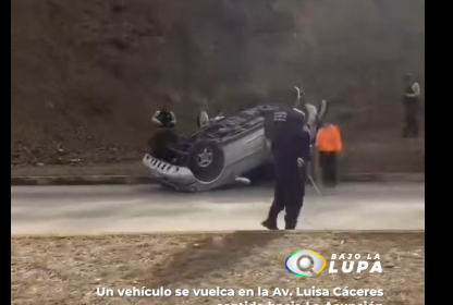 Volcamiento de Vehículo Provoca Retrasos en Av. Luisa Cáceres de Arismendi