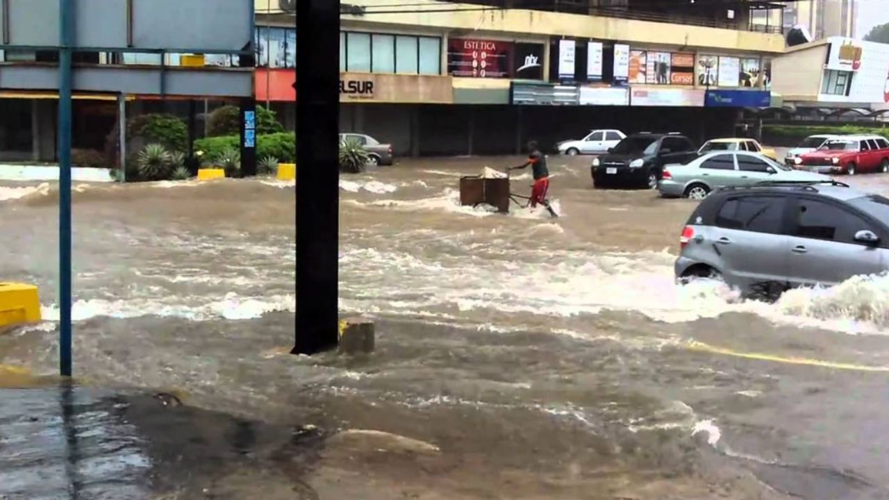 Calles de Maracaibo convertidas en corrientes de agua tras intensas precipitaciones