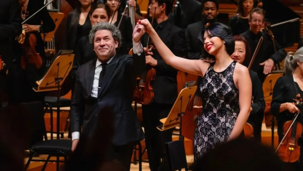 Ángela Aguilar canta con la Filarmónica de Los Ángeles y Gustavo Dudamel (+fotos y video)