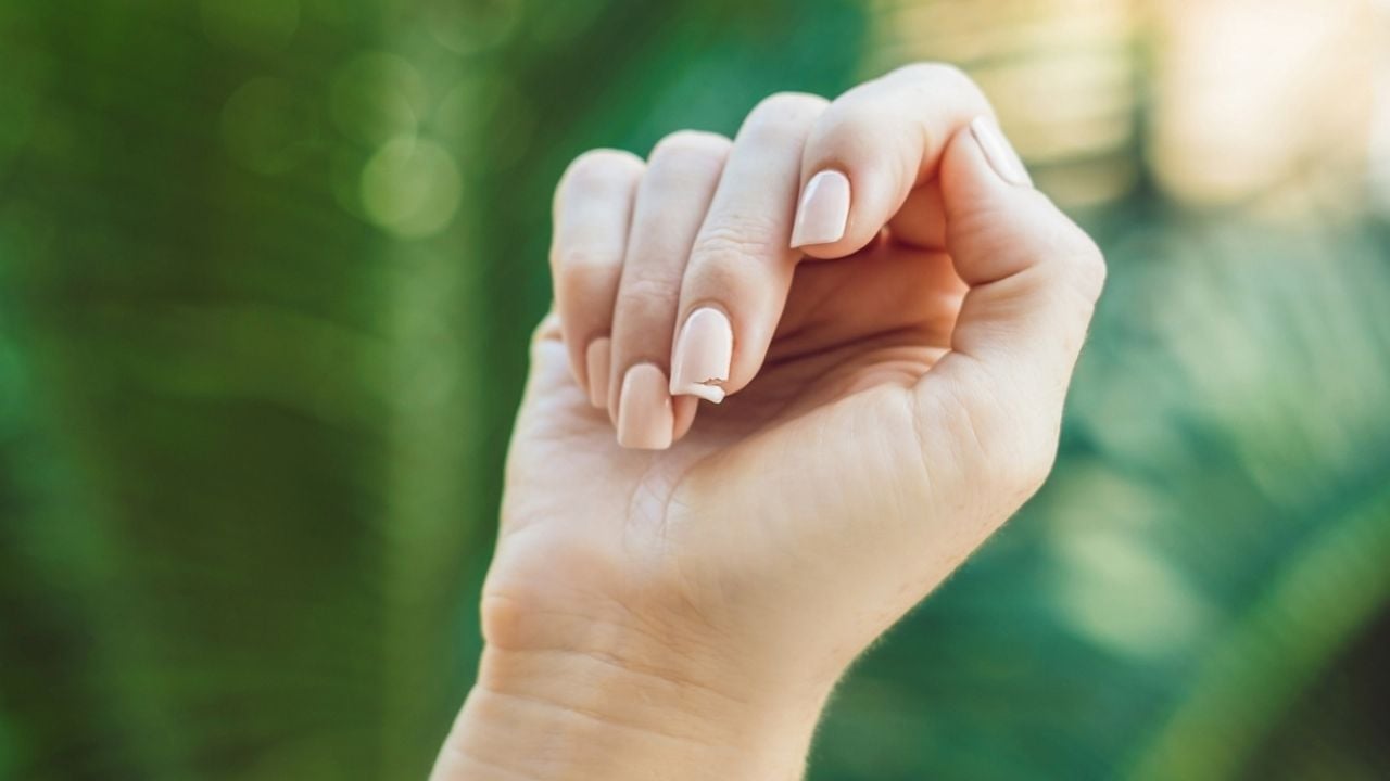 El mejor truco casero con aceite de oliva para endurecer las uñas quebradizas