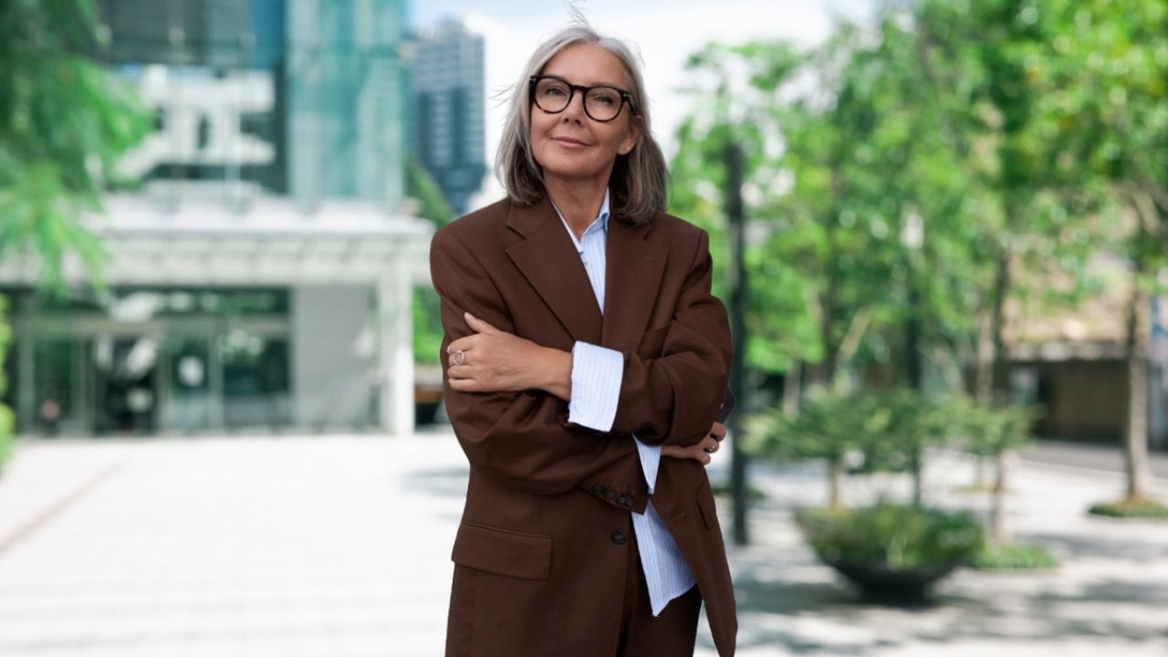 No más prendas rojas y negras; el color en tendencia que rejuvenece a mujeres mayores de 60 años