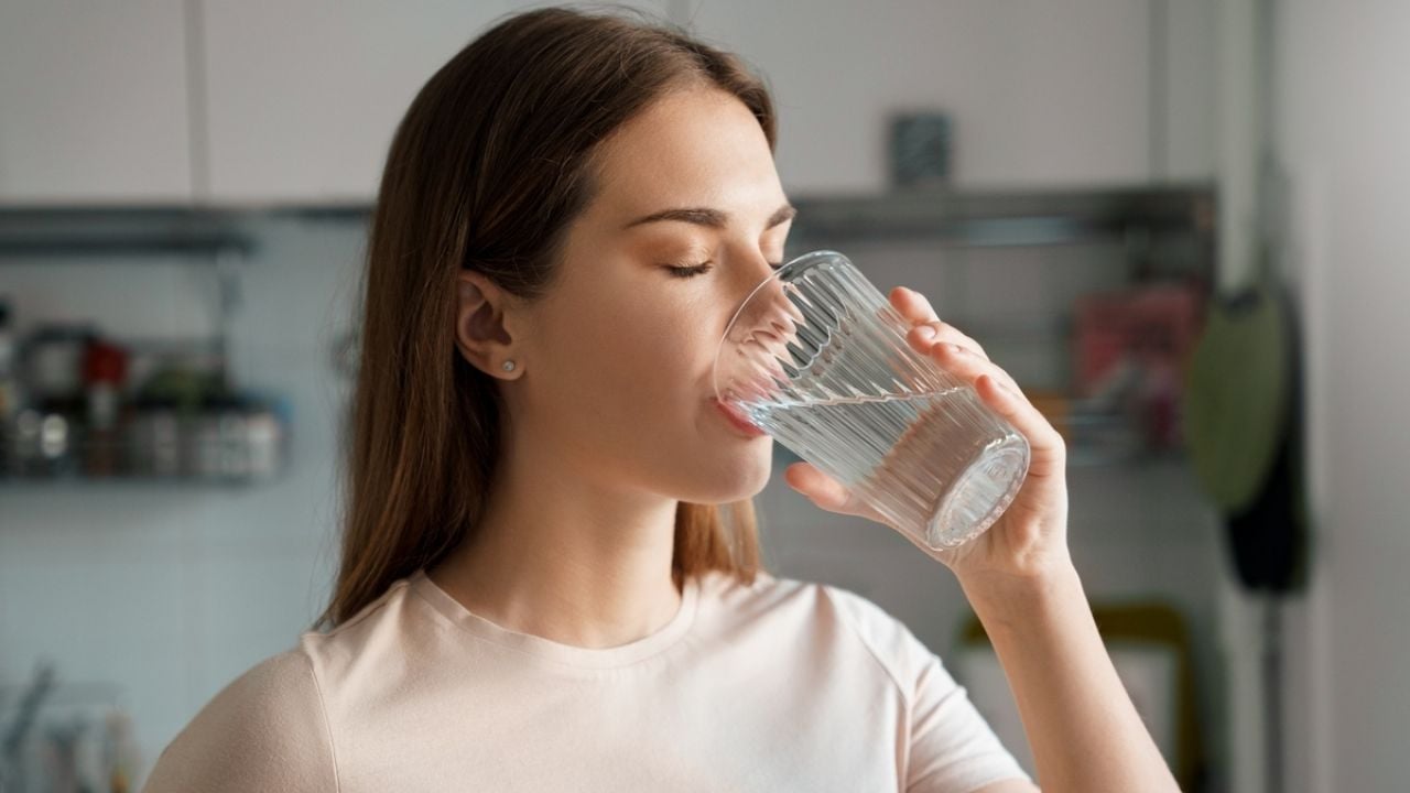 Esta es la hora MÁGICA del día para tomar agua y bajar de peso rápidamente sin hacer ejercicio