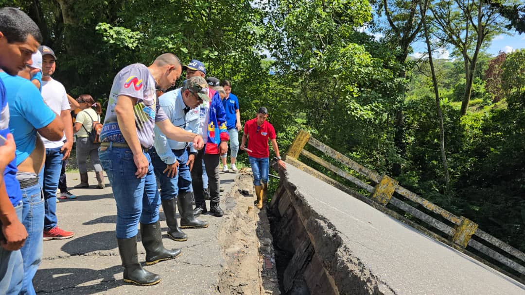 Gobierno Bolivariano atiende colapso del puente El Bongo en Portuguesa