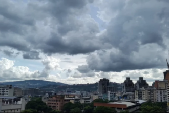 Sin embargo, en horas de la mañana, podríacaer algunas lluvias y lloviznas áreas de Bolívar, Amazonas, Monagas, sur de Anzoátegui, este de Apure y lago de Maracaibo.