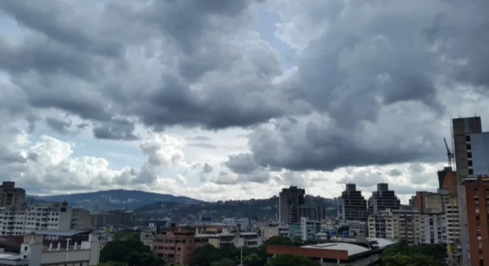 Sin embargo, en horas de la mañana, podríacaer algunas lluvias y lloviznas áreas de Bolívar, Amazonas, Monagas, sur de Anzoátegui, este de Apure y lago de Maracaibo.