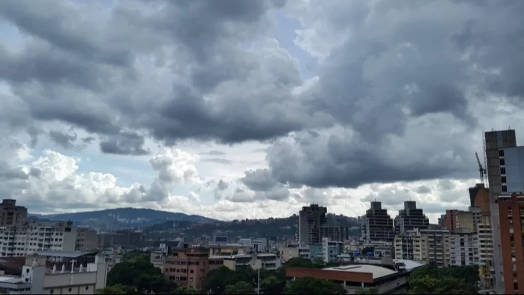 Sin embargo, en horas de la mañana, podríacaer algunas lluvias y lloviznas áreas de Bolívar, Amazonas, Monagas, sur de Anzoátegui, este de Apure y lago de Maracaibo.