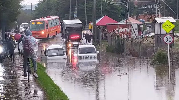 Autoridades recomendaron evitar el tránsito por la autopista norte debido a que un tramo importante permanece cerrado