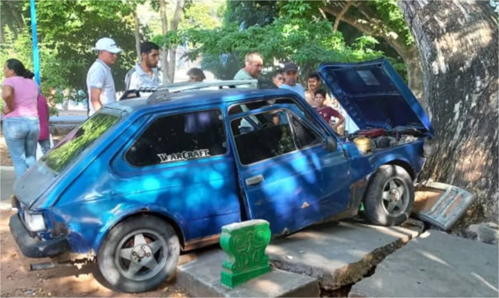 Margarita: Carro pierde frenos y choca contra una banca en El Valle