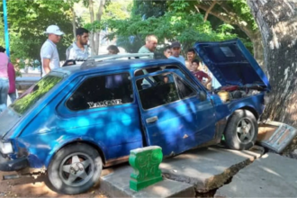 Margarita: Carro pierde frenos y choca contra una banca en El Valle