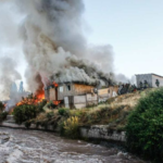 Las autoridades del país andino instaron a los residentes a actuar con rapidez, pero también a mantener la calma y seguir las indicaciones de los equipos de emergencia. Además, se les ha solicitado que no dejen atrás a sus animales domésticos durante la evacuación.