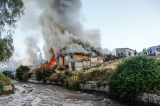 Las autoridades del país andino instaron a los residentes a actuar con rapidez, pero también a mantener la calma y seguir las indicaciones de los equipos de emergencia. Además, se les ha solicitado que no dejen atrás a sus animales domésticos durante la evacuación.