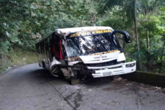 Las autoridades informaron que un autobús blanco perdió los frenos e impactó contra la montaña, ocasionando diversas lesiones de gravedad a los usuarios