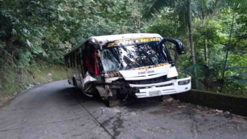 Las autoridades informaron que un autobús blanco perdió los frenos e impactó contra la montaña, ocasionando diversas lesiones de gravedad a los usuarios