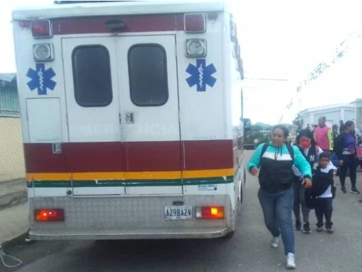 El incidente comenzó alrededor de las 9:00 a.m., y afectó principalmente a niños de entre 6 y 12 años, cursantes del primero al sexto grados, así como a profesores y directivos de la institución.