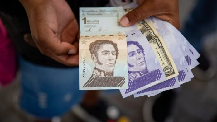 Algunos de estos bonos recibieron un leve aumento, sin embargo, de acuerdo con la tasa del Banco Central de Venezuela (BCV), que el lunes 4 de noviembre se ubicará en 42,85 bolívares por dólar, siguen siendo insuficientes.