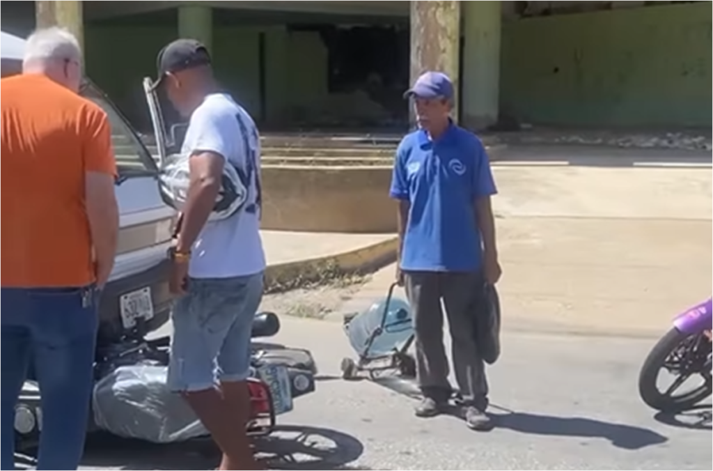 Accidente de tránsito en la calle San Rafael: Moto colisiona con camioneta