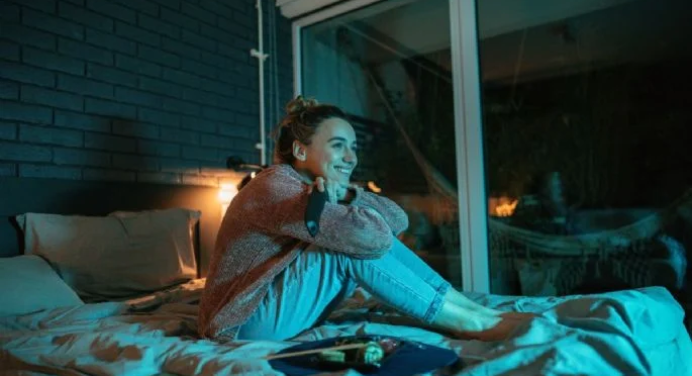 Qué significa necesitar ver televisión de noche, según la psicología